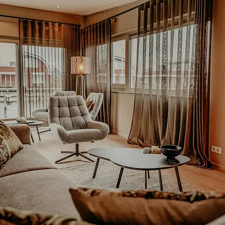 Houseboat Woude * Uitgeest