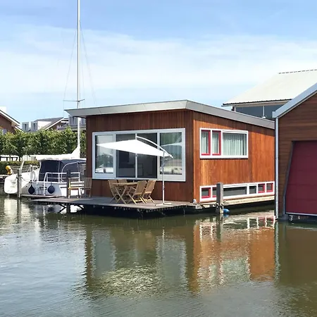 Houseboat Woude בית נופש