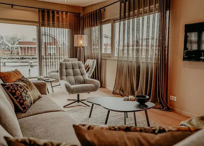 Houseboat Woude * Uitgeest